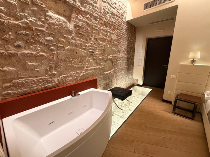 Bathroom 4, Arena by side, Verona
