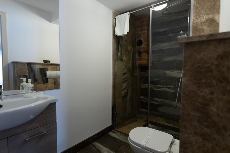 Bathroom 2, YellowBoot Aparthotel, Sibiu