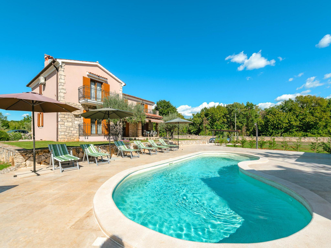 2, Villa in Sveti Lovrec near Ski Resort, Tinjan