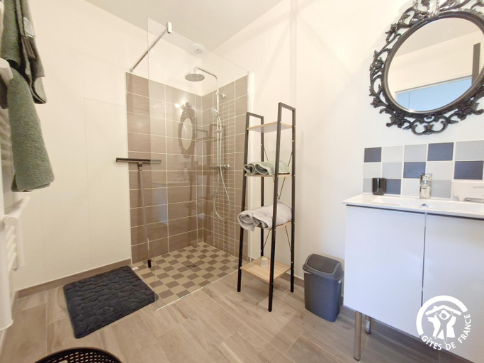 Bathroom 5, Sas au brunet, Gers