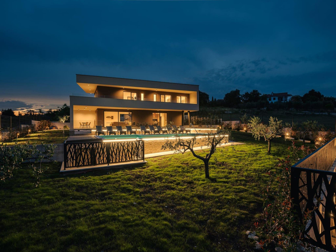 4, Luxurious villa with pool in Sveti Bartul, Raša