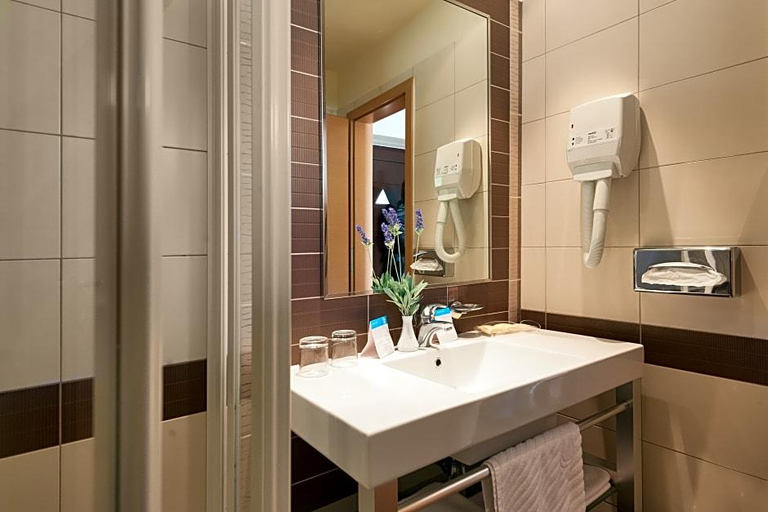 Bathroom 4, Maistra Select Petalon Resort, Vrsar