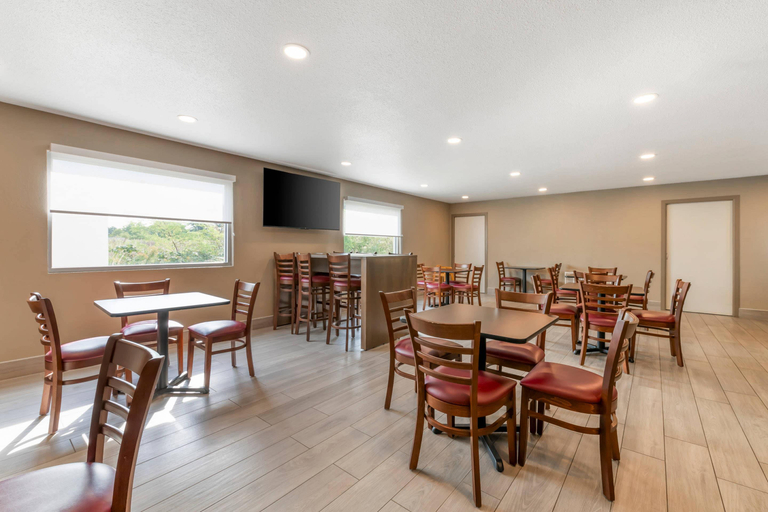 Food & Drinks 5, Sleep Inn & Suites Wisconsin Dells - Lake Delton, Sauk