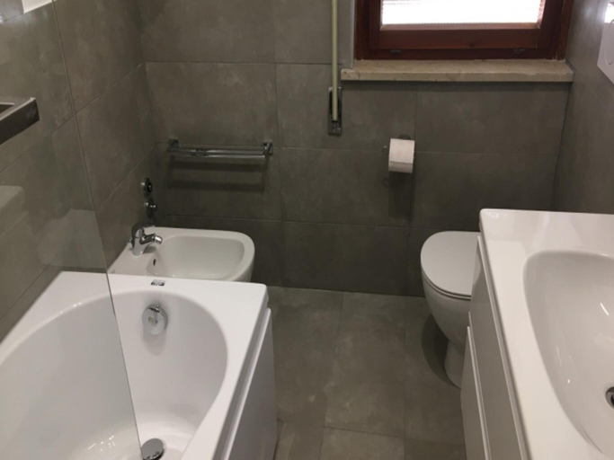 Bathroom, Spacious house with garden and covered parking, Udine