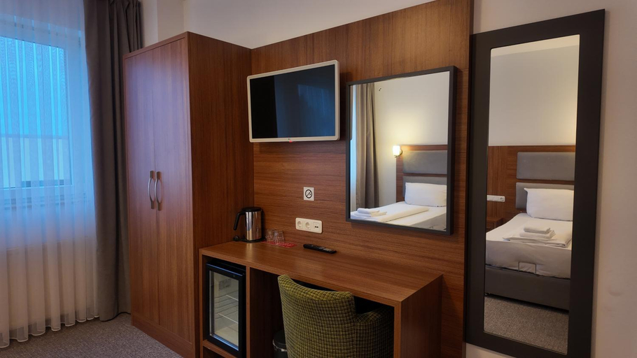 Bedroom 3, Airport Global Hotel, Groß-Gerau