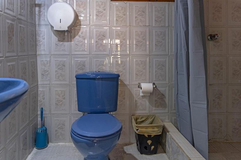 Bathroom 3, DondeJose, Antón