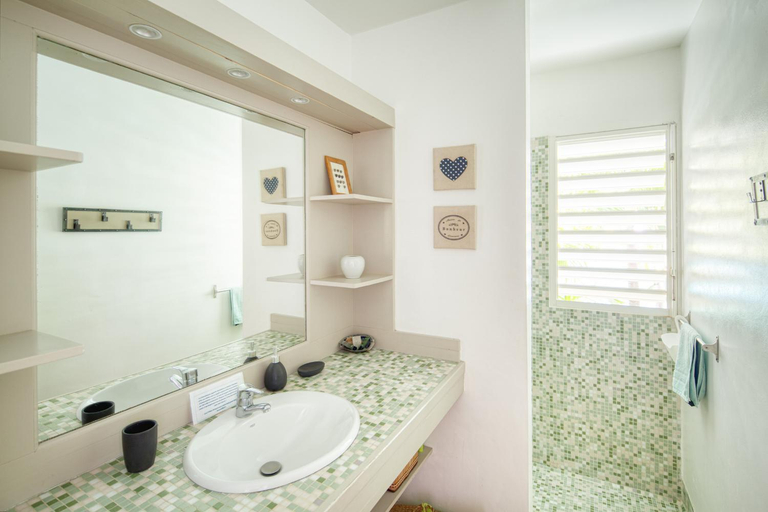 Bathroom 3, Villa Les Saintes 4/5 p a 50m de la plage de l'anse de Mancillier, Saint-François