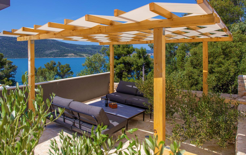 3, Villa Regina with heated pool and sea view, Marina