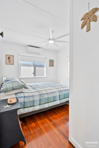 Bedroom 2, Sleeps 10 easy walk to beach Cooee Bay Beach House, Livingstone - Pt B