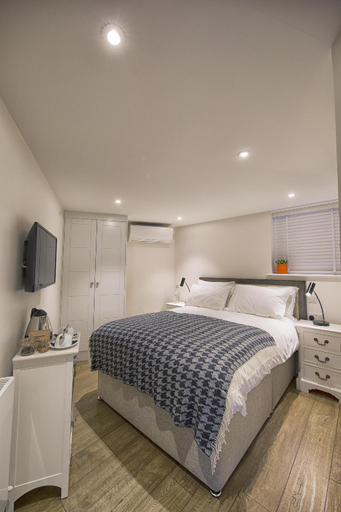 Bedroom 2, Jose Pizarro The Swan Inn, Surrey