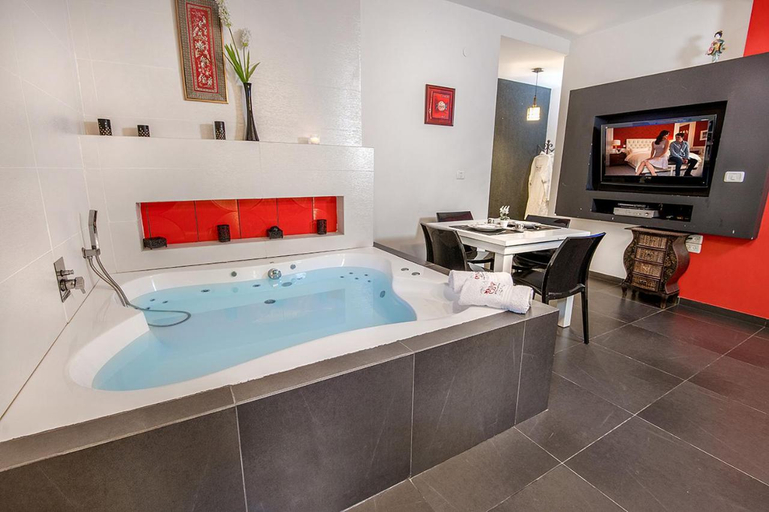 Bathroom 3, סיקרט נס ספא