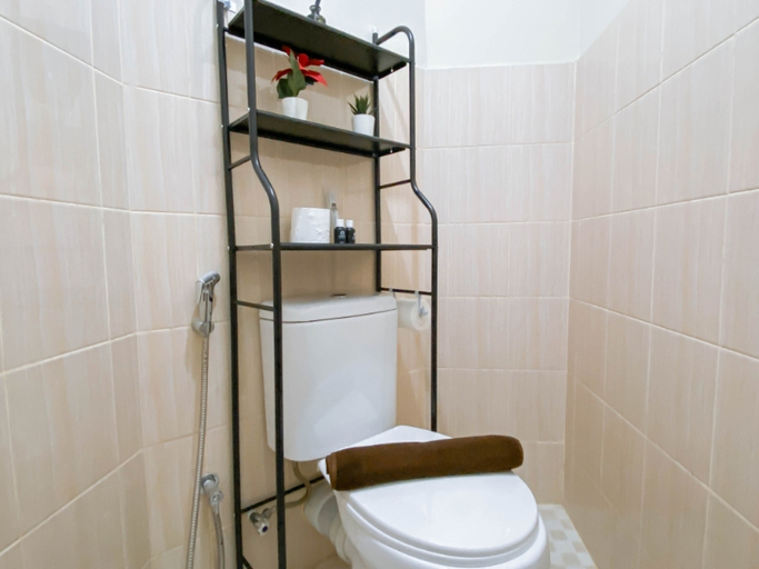 Bathroom 5, Compact Wood Accents Studio Apartment Grand Kamala Lagoon By Travelio, Bekasi