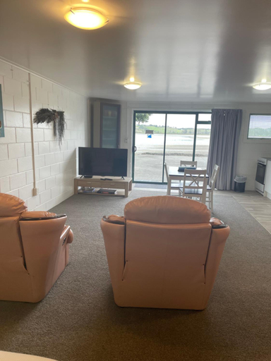 Others 4, Breeze Inn, Whangarei