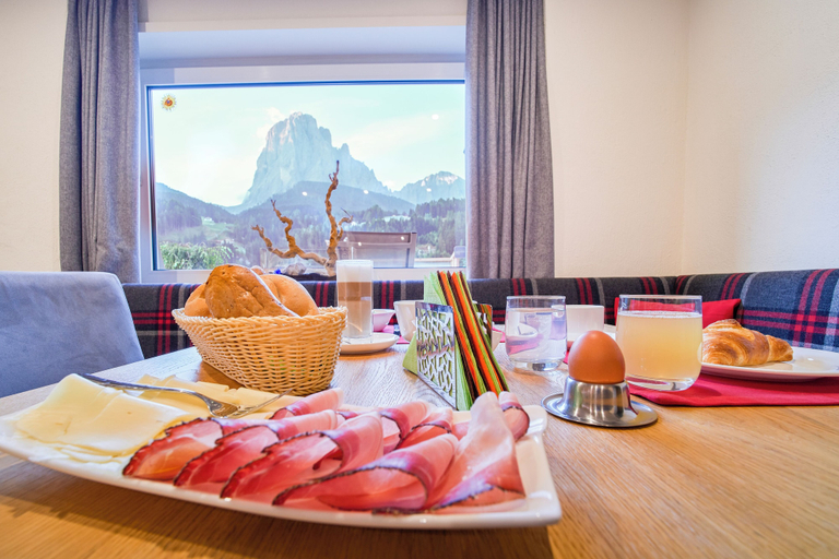 Breakfast meal, Kedul Lodge, Bolzano