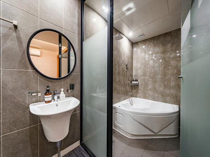 Bathroom 3, Hotel Haesung, Changwon