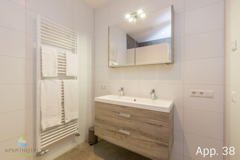 Bathroom 3, Two-persoons comfort appartement, Veere