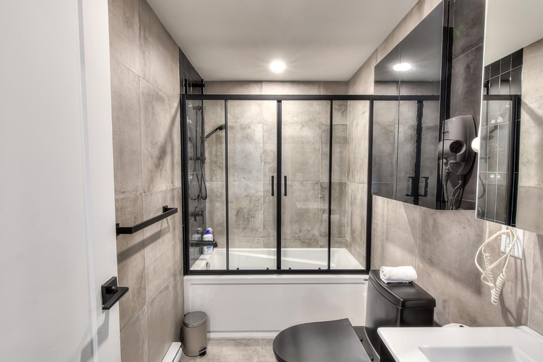 Bathroom 2, Montreal Restful Nights, Adventure Days await!, Montréal