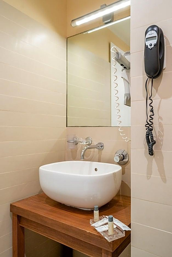 Bathroom 5, Capo Peloro Hotel, Messina