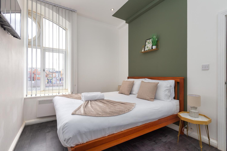 Others 2, Charles Alexander Short Stay - South Pier Apartments, Blackpool