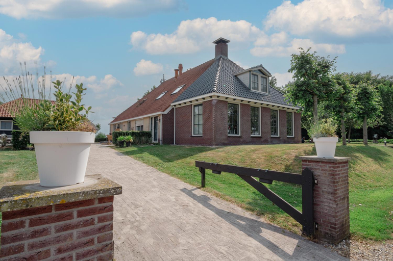 Others 2, B&B Stations Koffiehuis, Nijefurd