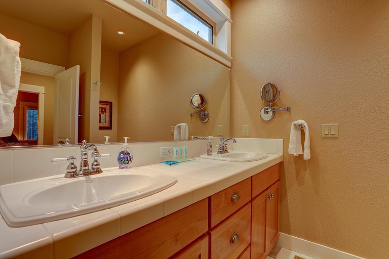 Bathroom, Big Pine Home on Deschutes River Trail, Deschutes