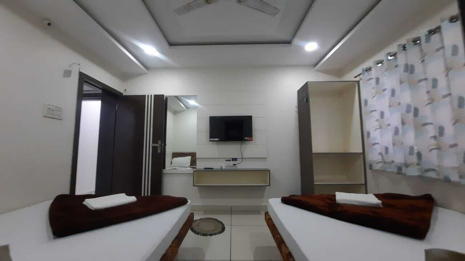 Room 5, Hotel S M INN near Temple & Main Places, Ujjain