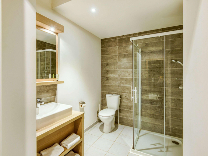 Bathroom 4, Aparthotel Adagio Access Saint-Nazaire, Loire-Atlantique