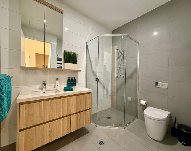 Bathroom 2, Luxe 2BR Executive Apartment Kingston Pool Parking WiFi BBQ Wine, Canberra