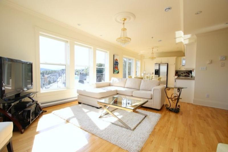 5, HarbourGate Condos & Studios, Division No. 1