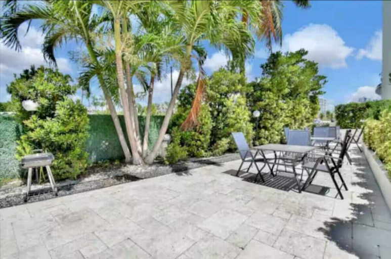 Outdoor dining, Serene Miami Studio, Miami-Dade