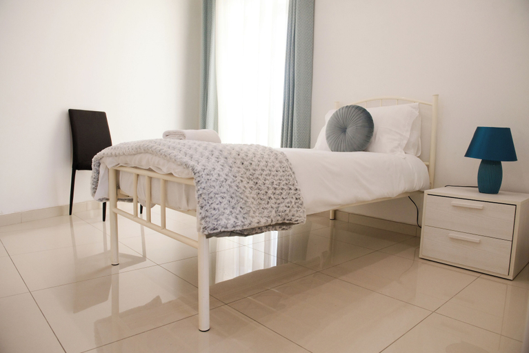 Room 4, Spacious APT w/ Modern Balcony |Siggiewi
