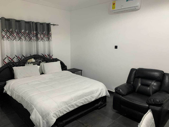 Room 5, Zab's Suite Hotel, Tema