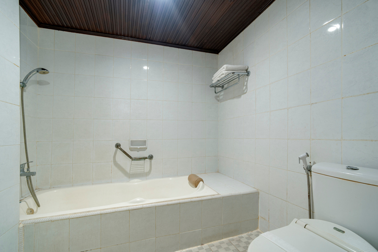 Bathroom 4, Prima Hotel Ratulangi Makassar by LIFE, Makassar