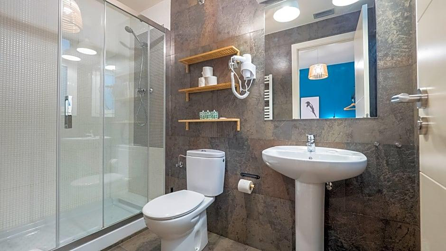 Bathroom 4, Barcelona Sants Station Apartments, Barcelona