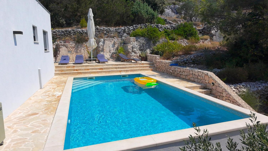 4, Villa Regina with heated pool and sea view, Marina