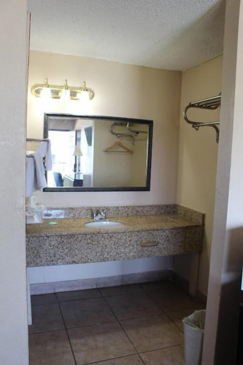 Bathroom 3, Oak Ridge Inn, Osceola