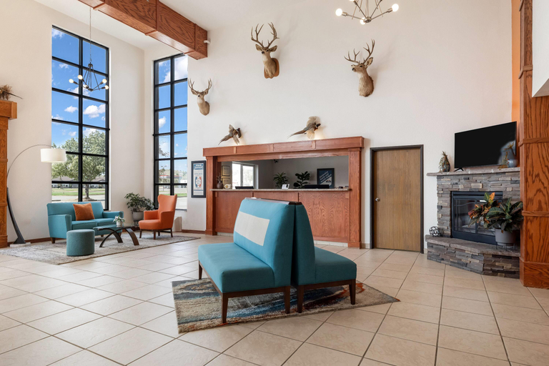 Public Area 2, Howard Johnson Hotel & Suites by Wyndham Oacoma, Lyman
