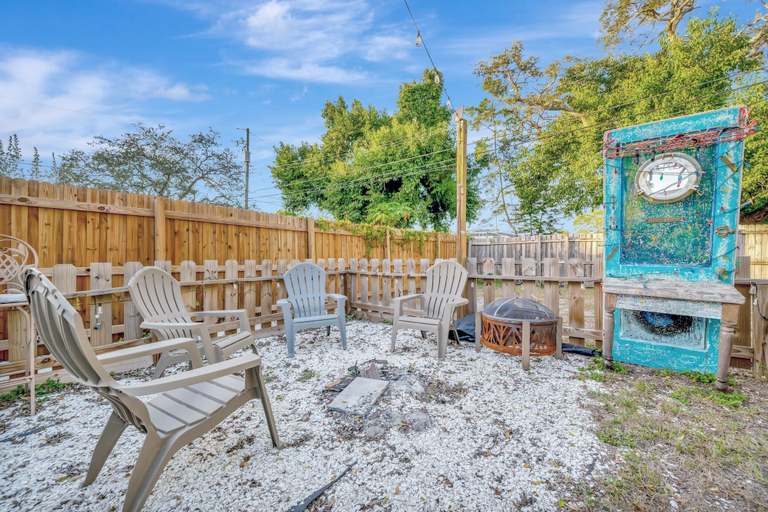 Property grounds 4, Gulfport, Pinellas