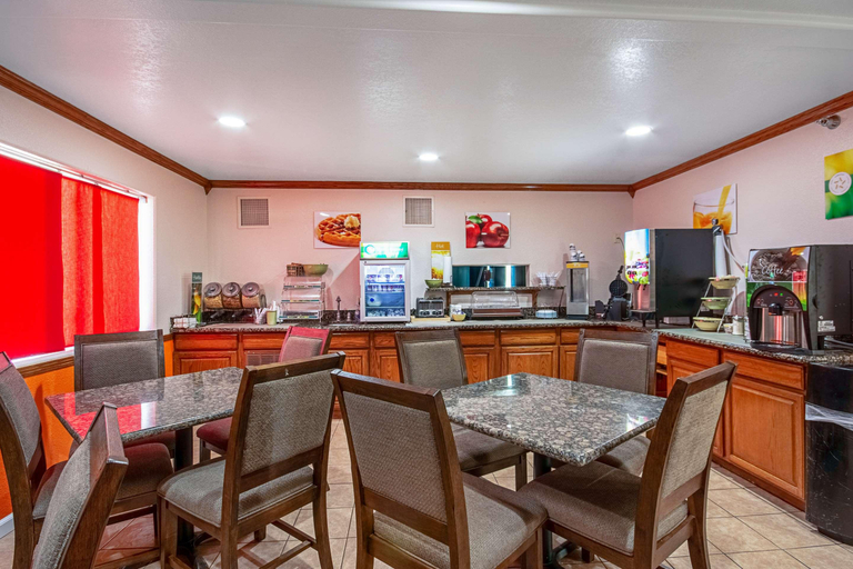 Food & Drinks 5, Quality Inn Dodge City, Ford