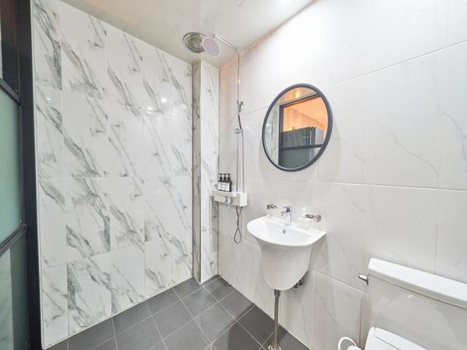 Bathroom 3, Hotel Haesung, Changwon