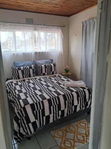 Bedroom 1, Phindulo Bed and Breakfast - No Loadshedding, Smart TVs & unlimited free fibre wifi, West Rand