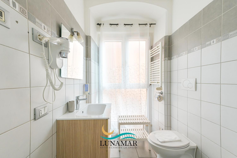 Bathroom 3, Affittacamere Lunamar, La Spezia