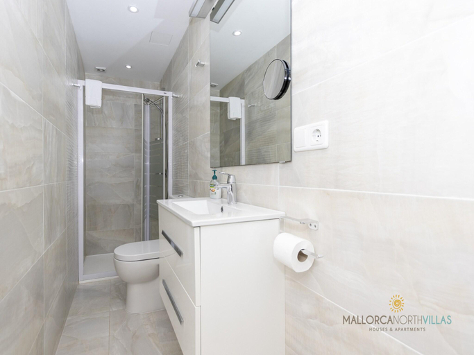 Bathroom, Pollensa Apartments, Baleares