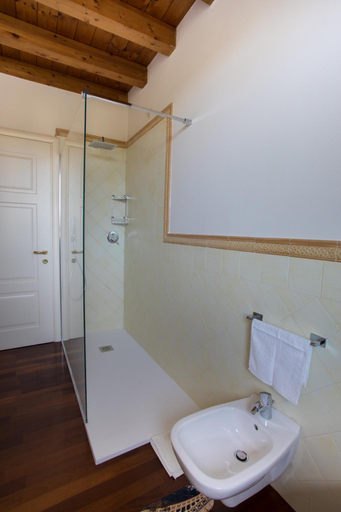 Bathroom 4, Elegant Lake Garda Villa With Garden, Brescia