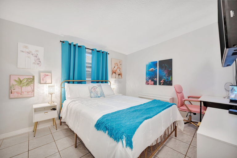 Room 3, Gulfport, Pinellas