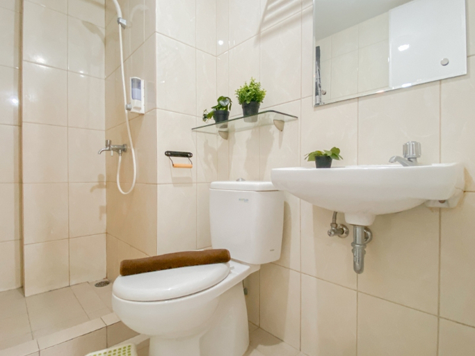 Bathroom 5, Warm and Homey 2BR Apartment Springlake Summarecon Bekasi By Travelio, Bekasi