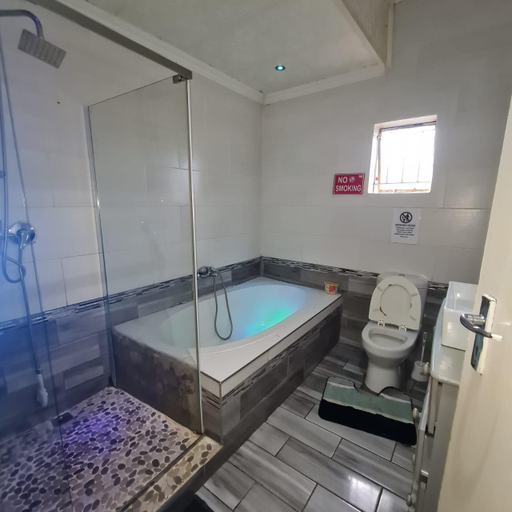 Bathroom, HostHub Guest House, Bojanala