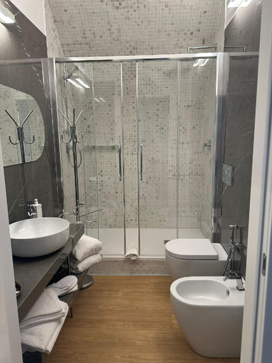 Bathroom 2, Le Stanze Del Savonarola, Ferrara