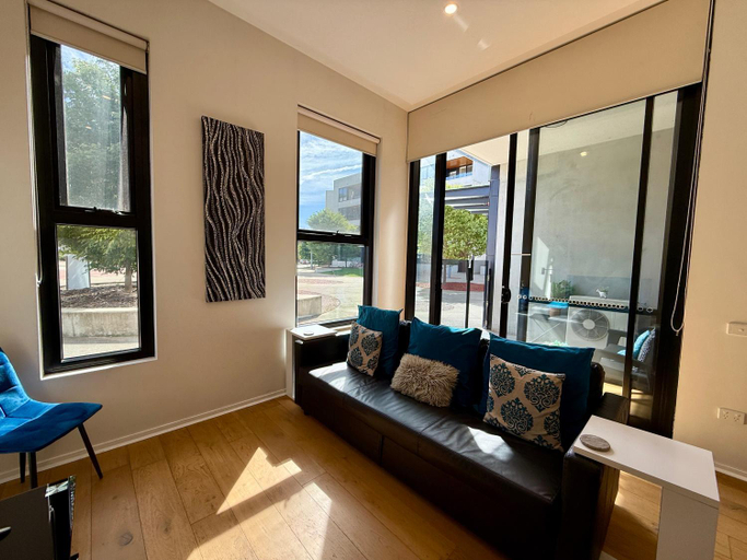 Others 4, Luxe 2BR Executive Apartment Kingston Pool Parking WiFi BBQ Wine, Canberra