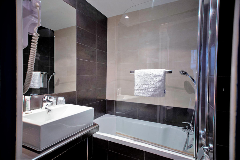 Bathroom 4, Hotel du Theatre, Paris